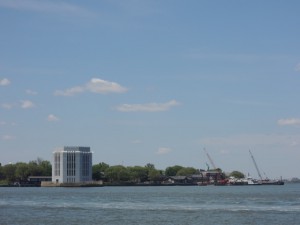 One Brooklynの北側に隣接するBrooklyn Bridge Park から臨む自由の女神