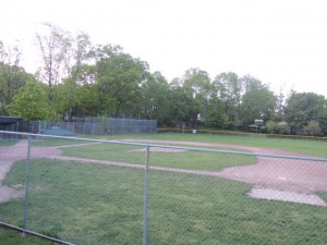 153 Webster Aveに隣接するコミュニティーセンター内の野球場