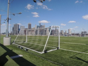 Brooklyn Bridge Park内のサッカーコートから臨む対岸マンハッタンのスカイスクレーパー